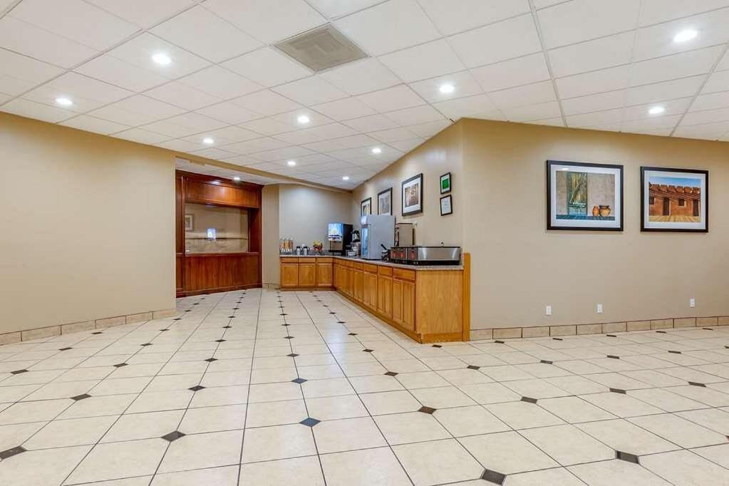 Clarion Inn & Suites, Roswell Buitenkant foto