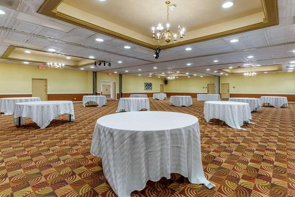 Clarion Inn & Suites, Roswell Buitenkant foto