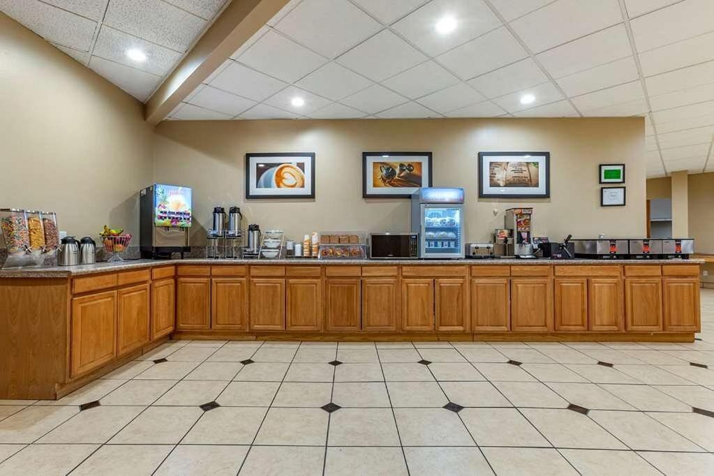 Clarion Inn & Suites, Roswell Buitenkant foto