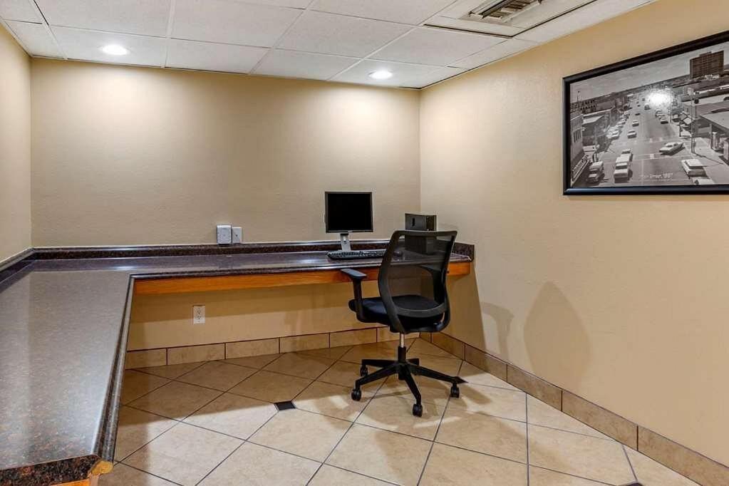 Clarion Inn & Suites, Roswell Buitenkant foto
