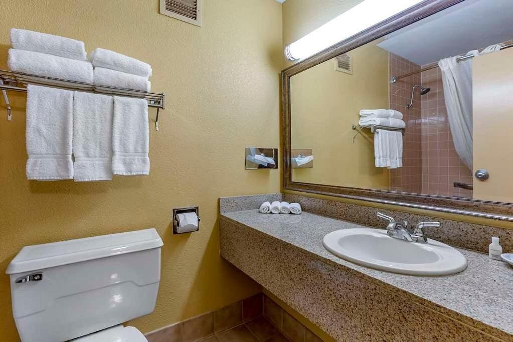 Clarion Inn & Suites, Roswell Buitenkant foto