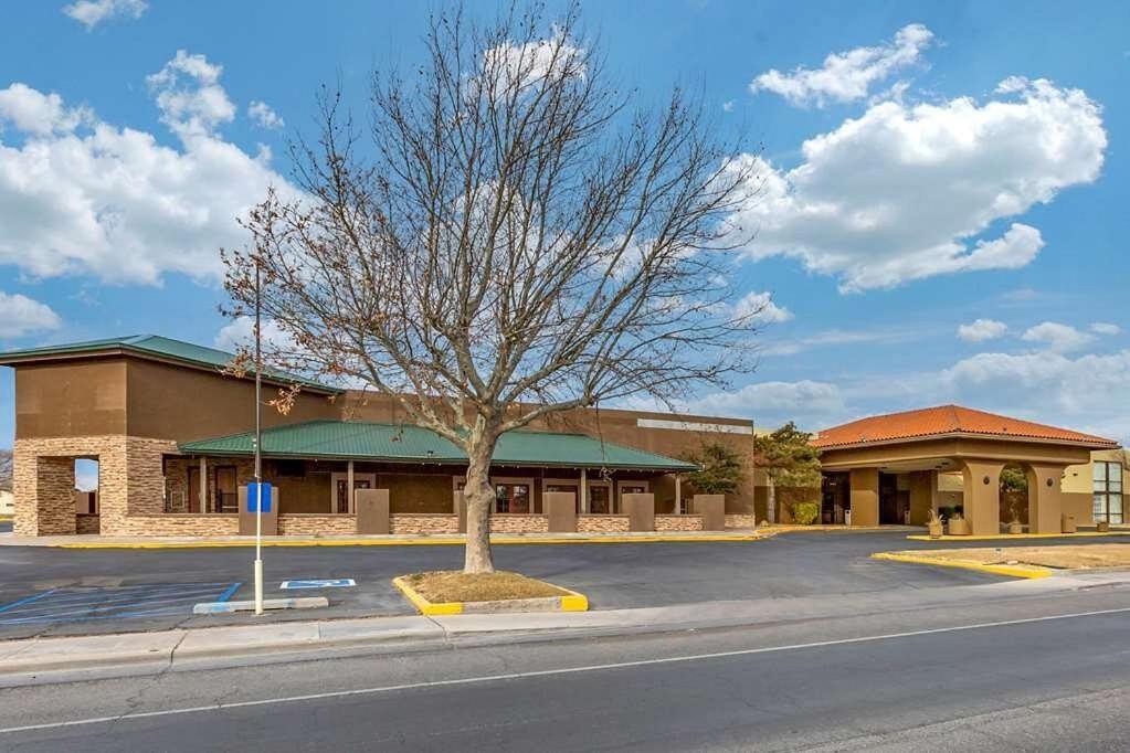 Clarion Inn & Suites, Roswell Buitenkant foto