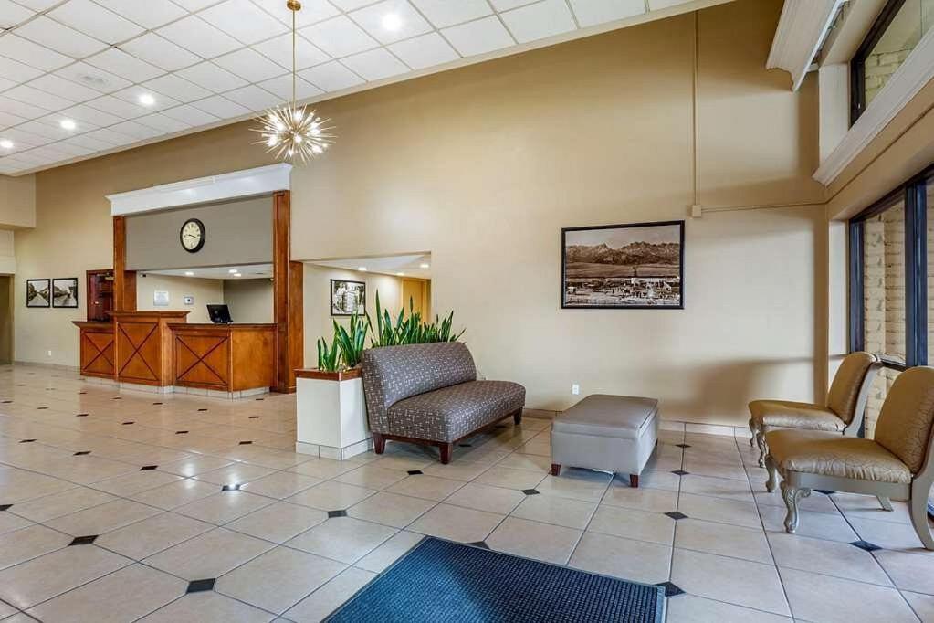 Clarion Inn & Suites, Roswell Buitenkant foto