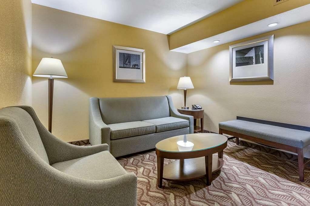 Clarion Inn & Suites, Roswell Buitenkant foto