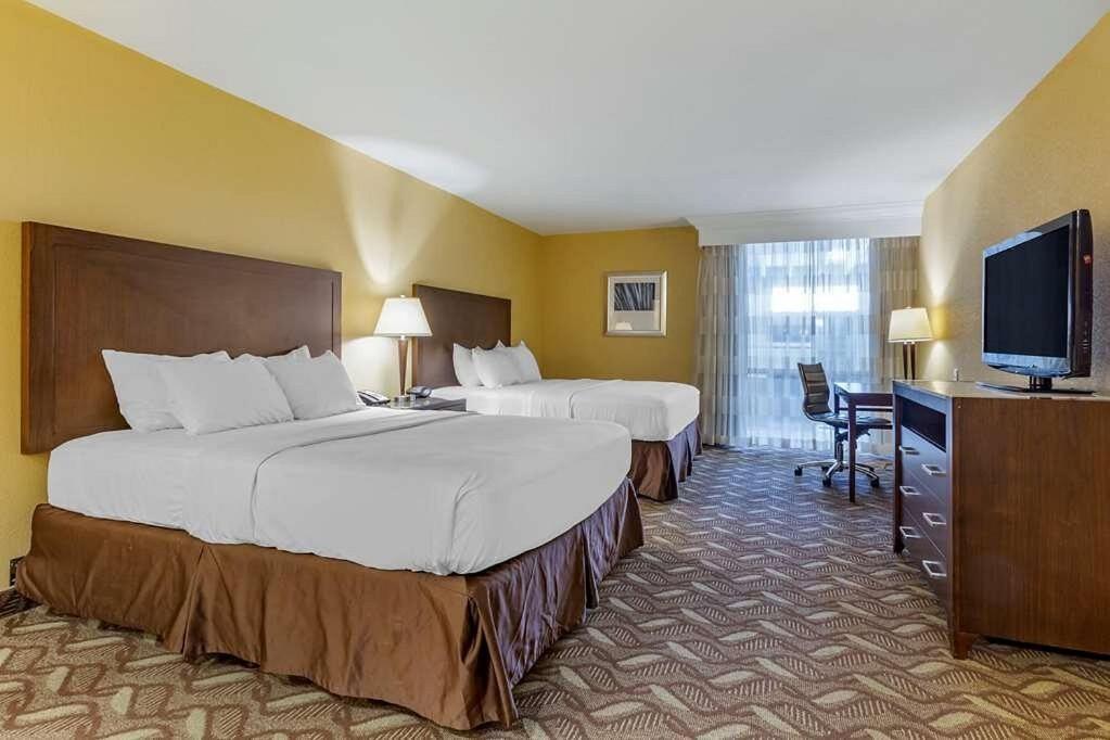 Clarion Inn & Suites, Roswell Buitenkant foto